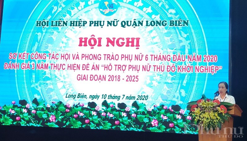 Đồng chí Lưu Thị Hà- Chủ tịch Hội LHPN quận Long Biên báo cáo kết quả công tác 6 tháng đầu năm và triển khai nhiệm vụ 6 tháng cuối năm 2020