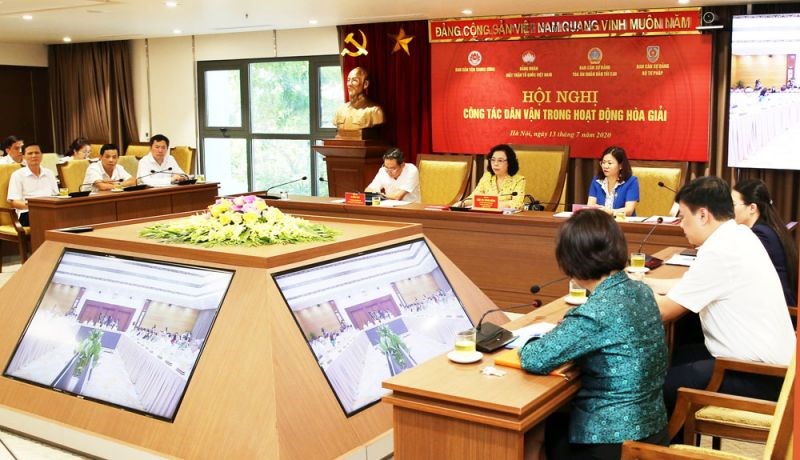 Các đại biểu dự hội nghị trực tuyến công tác dân vận trong hoạt động hòa giải tại điểm cầu Hà Nội.