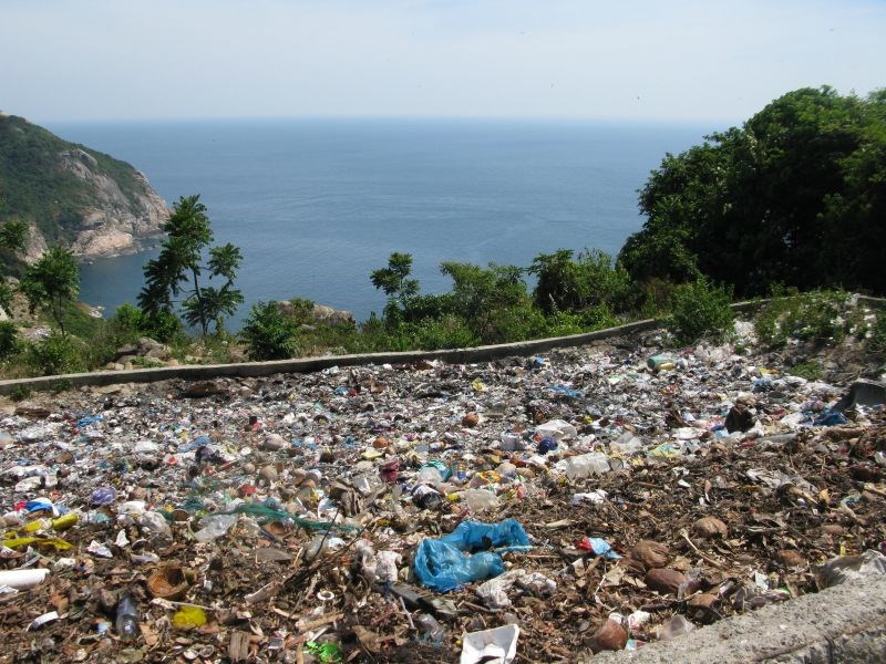 Bãi chôn lấp rác tại Eo Gió, Cù Lao Chàm 2020.