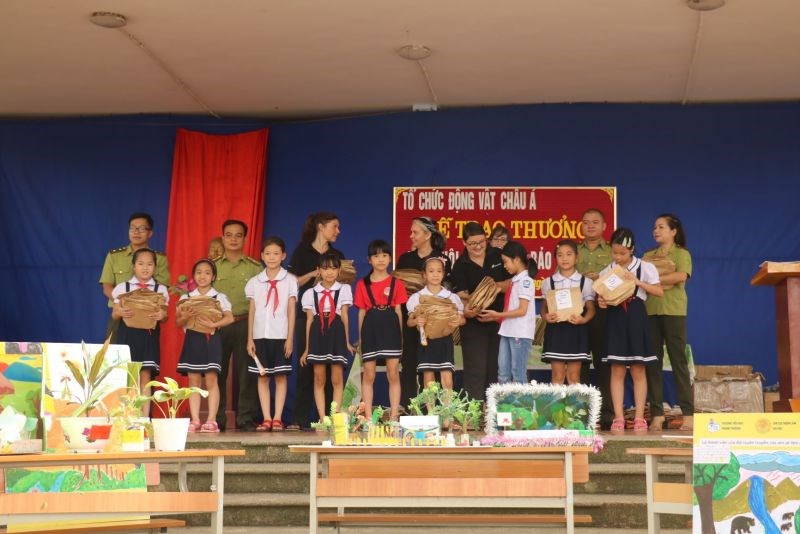 Trao giải cho học sinh tham gia Ngày hội sáng tạo bảo vệ gấu tại trường tiểu học Phụng Thượng, Phúc Thọ, Hà Nội