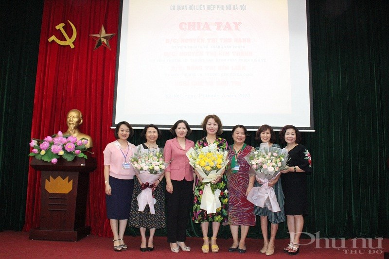 Các đồng chí lãnh đạo Hội LHPN Hà Nội tặng hoa chia tay các đồng chí nghỉ hưu theo chế độ
