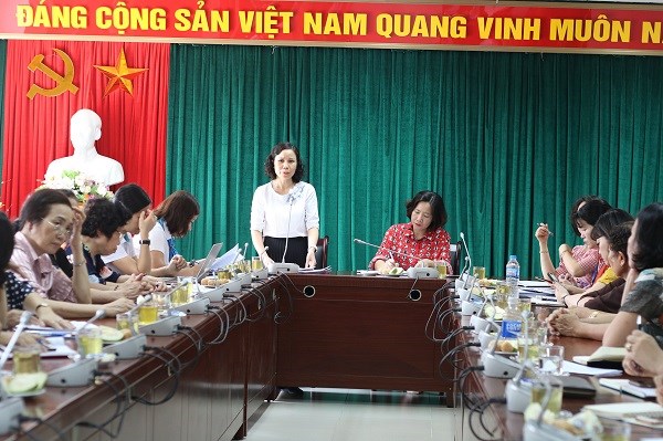 Đồng chí Bùi Thị Hồng - Trưởng ban Tổ chức Hội LHPN Việt Nam phát biểu tại hội thảo