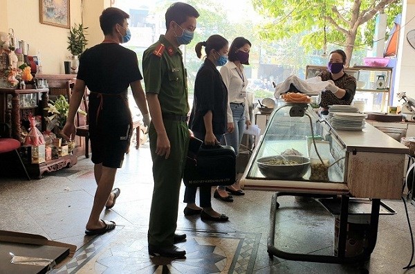 Các lực lượng chức năng quận Long Biên tổ chức kiểm tra giám sát cửa hàng kinh doanh ăn uống
