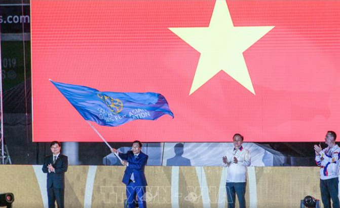 Bộ trưởng Bộ VHTT&DL Nguyễn Ngọc Thiện nhận cờ đăng cai SEA Games 31.
