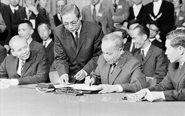 Đồng chí Nguyễn Duy Trinh ký Hiệp định Paris về Việt Nam