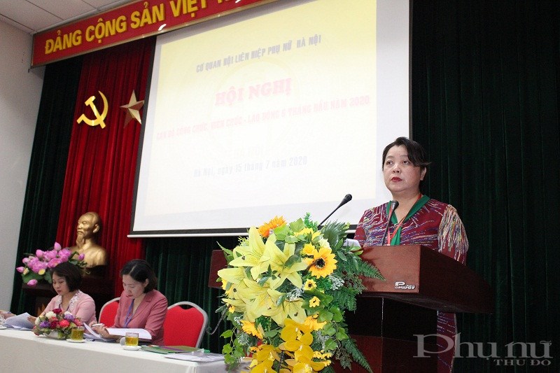 Đồng chí Nguyễn Thị Thu Thủy- Phó Chủ tịch Thường trực Hội LHPN Hà Nội báo cáo kết quả 6 tháng đầu năm 2020