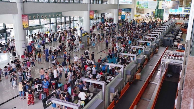 Ngày cao điểm, Cảng hàng không quốc tế Nội Bài đón hơn 84.000 lượt khách qua cảng. Ảnh Phan Công