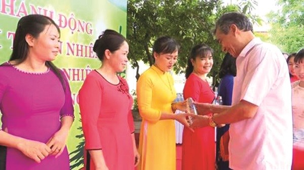 Lãnh đạo huyện ủy Thường Tín tặng chai thủy tinh cho cán bộ hội viên phụ nữ