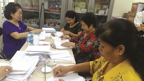 Cán bộ hội viên phụ nữ phường Hàng Bột quận Đống Đa thực hiện gấp túi giấy
