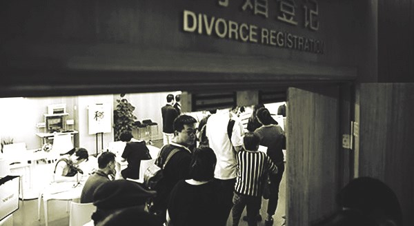 Bùng nổ số vụ ly hôn khiến các địa điểm làm thủ tục ly hôn lúc nào cũng kín người