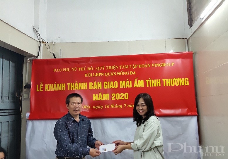 Dịp này, gia đình bà Hoàng Thị Phương cũng nhận được quà thể hiện  sự quan tâm hỗ trợ của các chị em hội viên phụ nữ trên địa bàn khu dân cư số 4