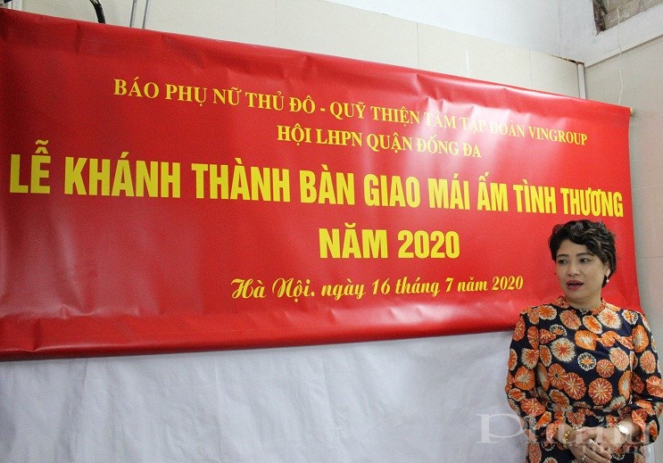Phát biểu tại buổi trao nhà, đồng chí Lê Quỳnh Trang- Tổng biên tập báo Phụ nữ Thủ đô đã chia sẻ niềm vui và động viên gia đình bà Hoàng Thị Phương cố gắng vượt qua khó khăn, sớm vươn lên trong cuộc sống