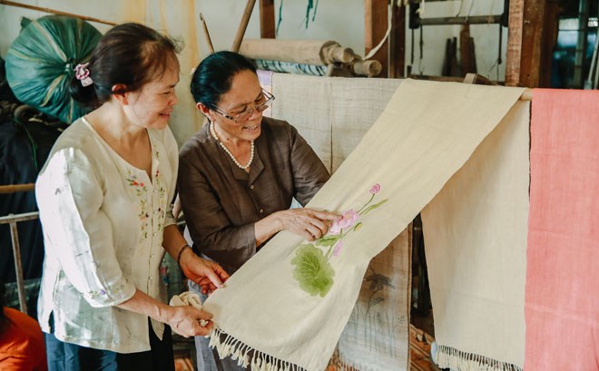 Sản phẩm từ tơ sen của Nghệ nhân Ưu tú Phan Thị Thuận đã có mặt ở nhiều quốc gia trên thế giới như: Pháp, Mỹ, Nhật Bản...