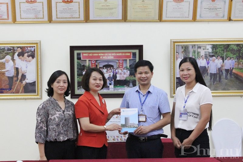 Đoàn công tác Hội LHPN Hà Nội tặng quà tri ân cho đại diện Trung tâm nuôi dưỡng và điều dưỡng người có công số II Hà Nội (ở Viên An, Ứng Hòa).