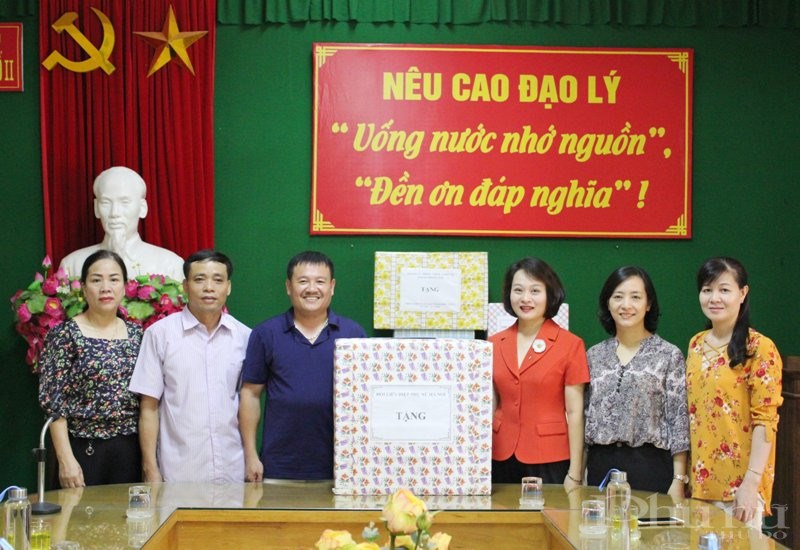 Đồng chí Phạm Thị Thanh Hương (thứ 3, từ phải vào) thay mặt đoàn công tác Hội LHPN Hà Nội tặng quà tri ân Trung tâm điều dưỡng người có công số II Hà Nội (Biên Giang, Hà Đông).