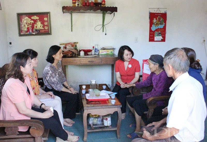 Đoàn công tác của Hội LHPN Hà Nội thăm hỏi, động viên và chúc sức khỏe mẹ Nguyễn Thị Tưởng nhân ngày 27/7.
