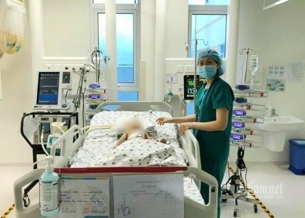 Các y bác sĩ BV Nhi đồng thành phố luôn túc trực, theo dõi sát tình hình sức khoẻ của hai bé song sinh Trúc Nhi, Diệu Nhi.