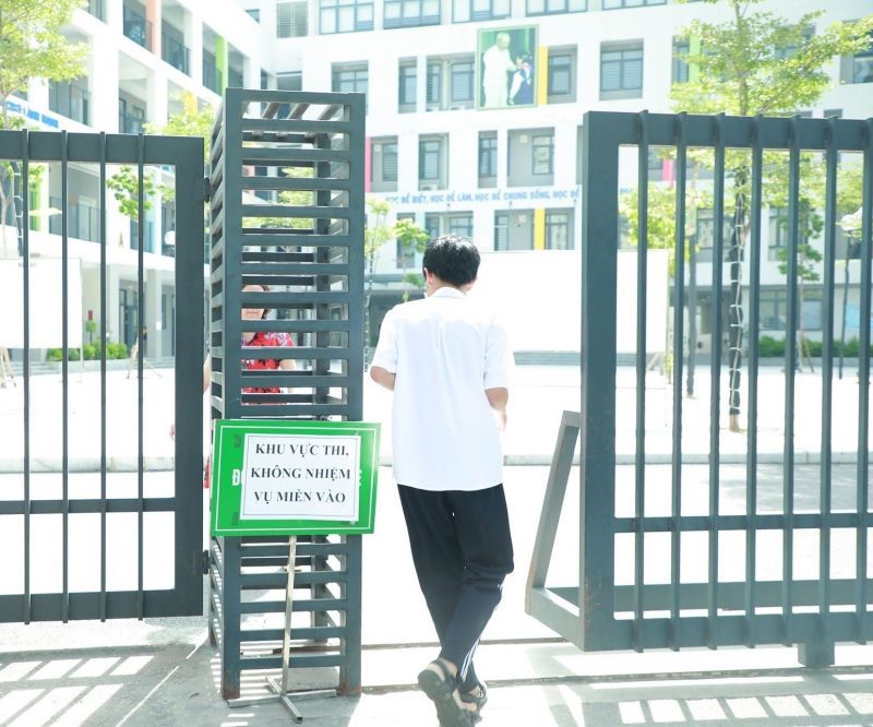 Khoảng 9h12, cổng trường THCS Yên Hòa mở, thí sinh được đi vào trong điểm thi.