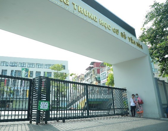 Thí sinh đi thi muộn trong buổi làm bài thi môn Ngữ văn vào sáng 17.7.