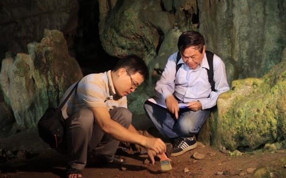 Các nhà khảo cổ khảo sát một trong các hang động nằm ở vùng lõi Vườn quốc gia Ba Bể. - Ảnh: Nhân Dân