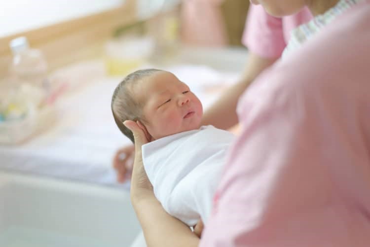 Sinh con ở nước ngoài có được hưởng chế độ thai sản ở Việt Nam? - ảnh 1