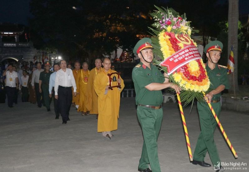 Các đại biểu dâng hoa tưởng niệm các anh hùng liệt sĩ tại Nghĩa trang Liệt sĩ quốc tế Việt - Lào. Ảnh: Báo Nghệ An
