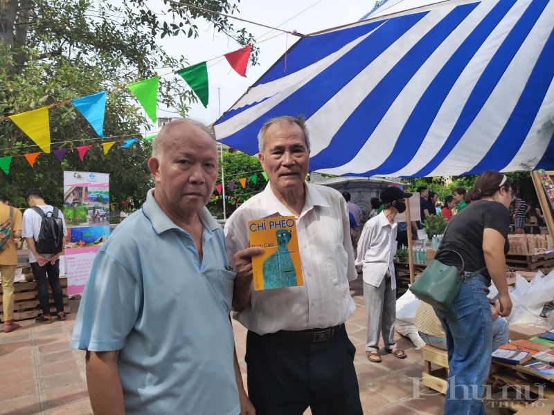 Ông Nguyễn Thế Nghĩa, sống ở khu Ngoại giao đoàn rủ người bạn đến hội chợ do Hội Phụ nữ tổ chức ông đã lựa chọn cho mình một cuốn sách với giá ưu đãi giảm hơn 50%.