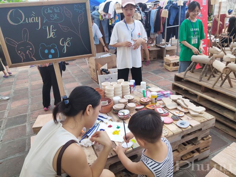 Chị Hương đưa con trai 4 tuổi đến trải nghiệm chương trình tại Hội chợ, đây là một chương trình hết sức nhân văn và có ý nghĩa thiết thực góp phần bảo vệ môi trường