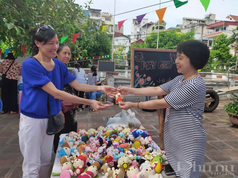 Chị Nguyễn Thị Minh Hiền (bên phải), hội viên phụ nữ phường Ngọc Hà đã mang đến những sản phẩm là các con thú bông, móc khóa được chị tự mày mò học đan trên mạng . Với mỗi con thú bông với giá bán từ 100- 300 nghìn đồng những chị em có thể lựa chọn món đồ yêu thích .