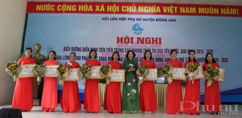 Đồng chí Lê Kim Anh - Chủ tịch Hội LHPN Hà Nội trao bằng khen cho 9 tập thể xuất sắc