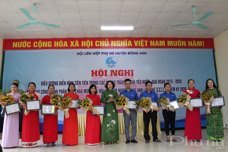 Đồng chí Lê Kim Anh- Chủ tịch Hội LHPN Hà Nội trao giải cho các tập thể, cá nhân đạt giải cuộc thi ảnh 