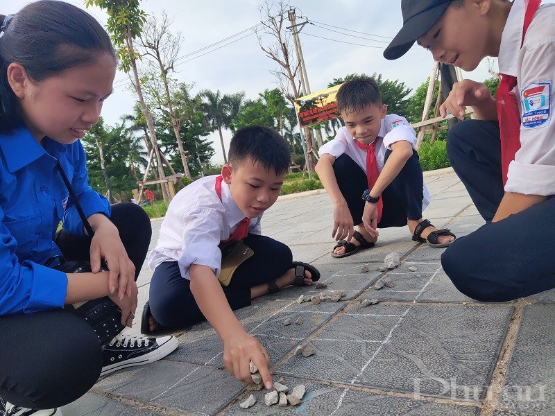 Các em học sinh tham gia các trò chơi dân gian trong buổi lễ khánh thành và bàn giao sân chơi tại xã Bắc Hồng