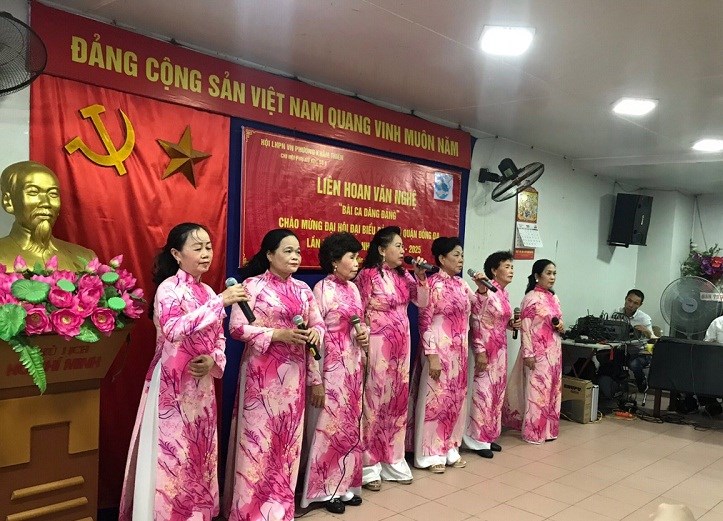 Cán bộ Hội viên phụ  nữ tham gia tiết mục văn nghệ tại phường Khâm Thiên