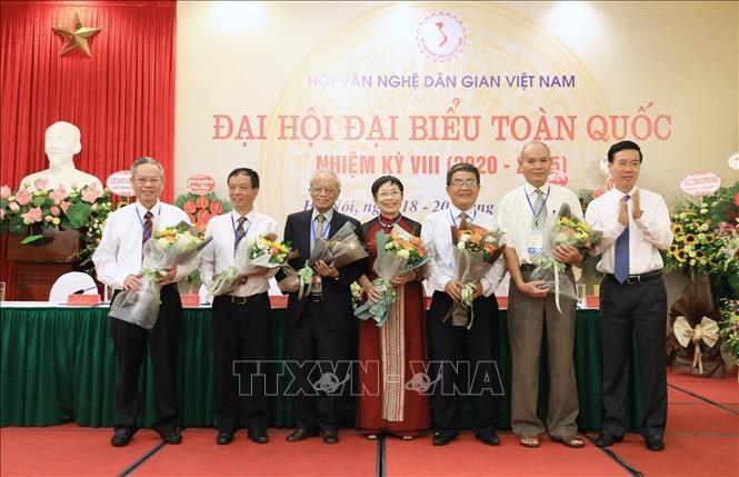 Đồng chí Võ Văn Thưởng tặng hoa cho các Ủy viên Ban Chấp hành nhiệm kỳ VII (2015-2020). Ảnh: Thành Đạt/TTXVN.