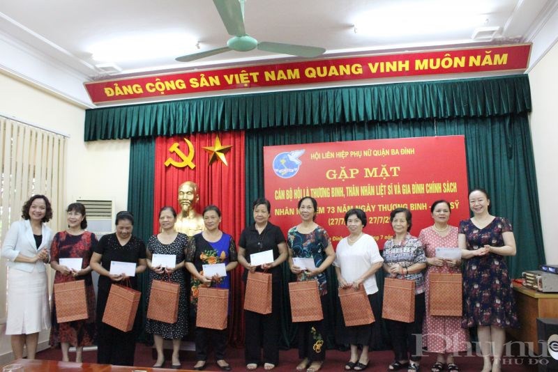 Lãnh đạo Hội LHPN quận Ba Đình trao quà cho các đại biểu tham dự buổi gặp mặt