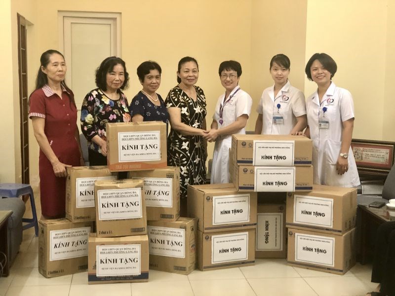 30.000 túi giấy do Hội LHPN  hai phường: Láng Hạ và Nam Đồng trao tặng đến bệnh viện Đa khoa Đống Đa vào sáng 21/7