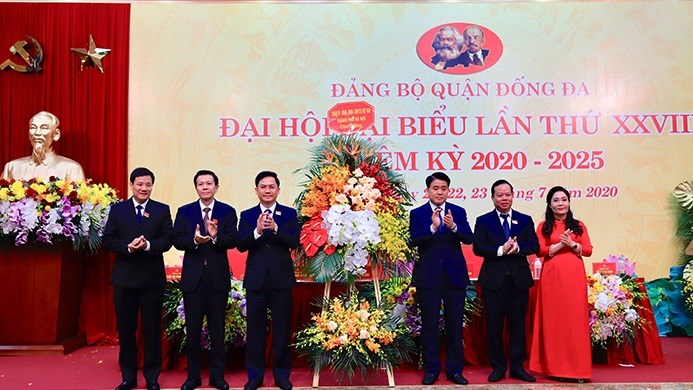 Đồng chí Nguyễn Đức Chung tặng hoa chúc mừng Đại hội Đại biểu quận Đống Đa nhiệm kỳ 2020 -2025