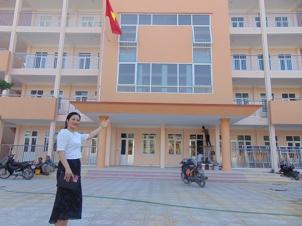 Bà Bùi Thị Chuyên giới thiệu ngôi trường tiểu học La Khê mới xây