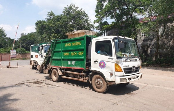 Xe chuyên chở vận chuyển rác về Khu liên hợp xử lý chất thải Sóc Sơn.