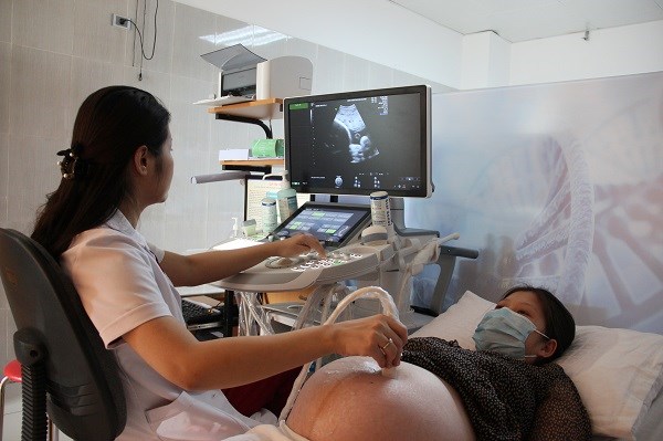 Bác sĩ bệnh viện Phụ sản Hà Nội siêu âm, kiểm tra sức khỏe định kỳ cho sản phụ.
