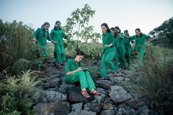Một cảnh về 10 nữ thanh niên xung phong anh hùng Ngã ba Đồng Lộc trong dự án âm nhạc của Sao Mai Huyền Trang