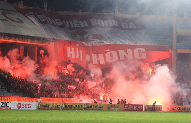 Cổ động viên Hải Phòng FC đốt pháo sáng trong trận đấu ngày 17-7, Vòng 10 V.League 2020.