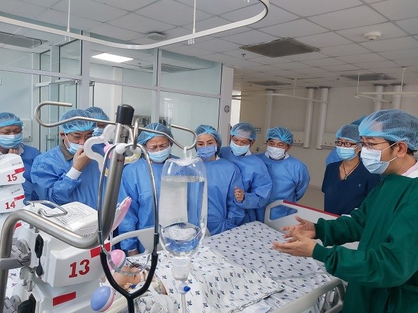 Phó Chủ tịch nước Đặng Thị Ngọc Thịnh (thứ 4, từ trái qua) và các y bác sĩ thăm sức khỏe hai bé song sinh sau phẫu thuật tách rời. Ảnh: BVCC