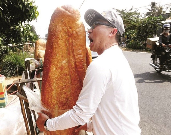 Món bánh mỳ khổng lồ ở An Giang