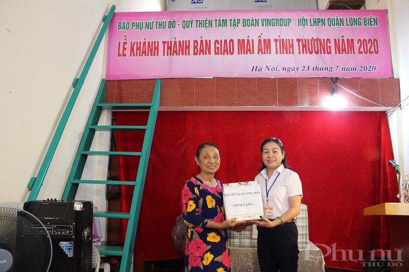 Đồng chí Trần Thị Việt Hoa - Phó Chủ tịch Hội LHPN quận Long Biên tặng quà của quận  hội cho gia đình bà Nhâm