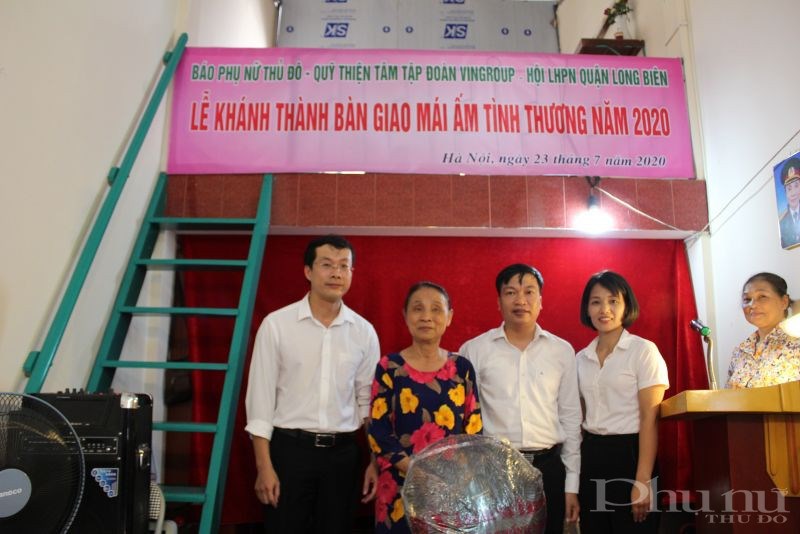 Bà Nguyễn Thị Nhâm nhận quà của UBND phường trao tặng