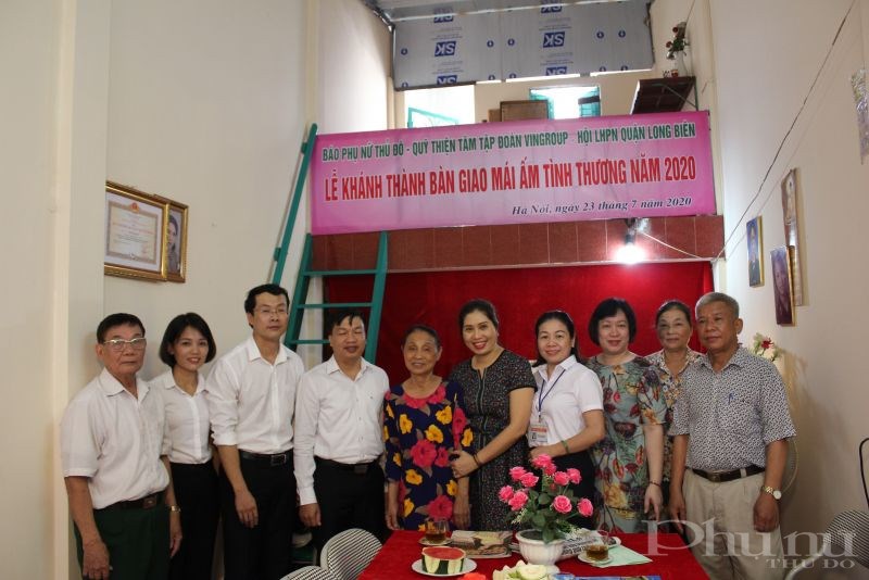 Bà Nguyễn Thị Nhâm hạnh phúc trong ngôi nhà mới