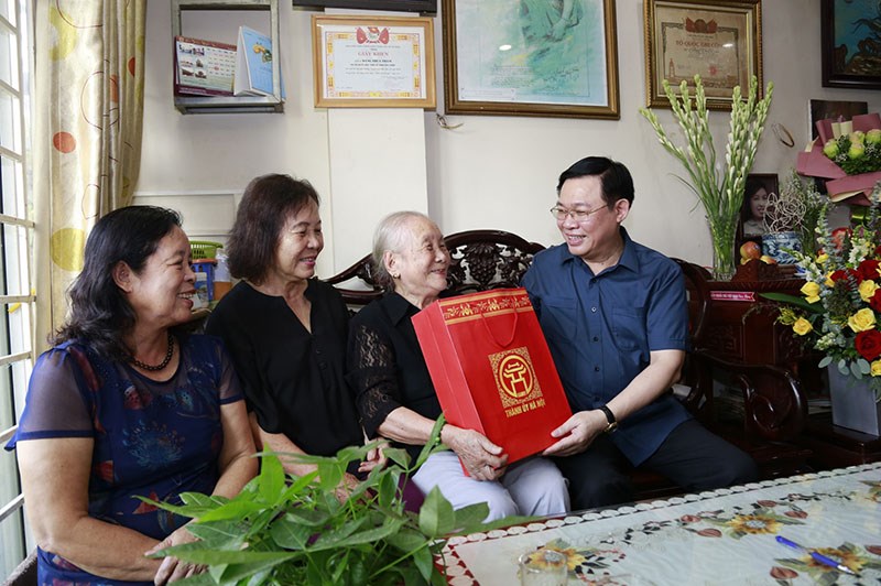 Bí thư Thành ủy Vương Đình Huệ thăm, tặng quà gia đình liệt sỹ Đặng Thùy Trâm.