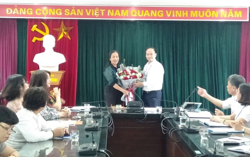 Bí thư quận ủy Long Biên Đường Hoài Nam tặng hoa và trao Quyết định cho nguyên Chủ tịch Hội LHPN quận Long Biên