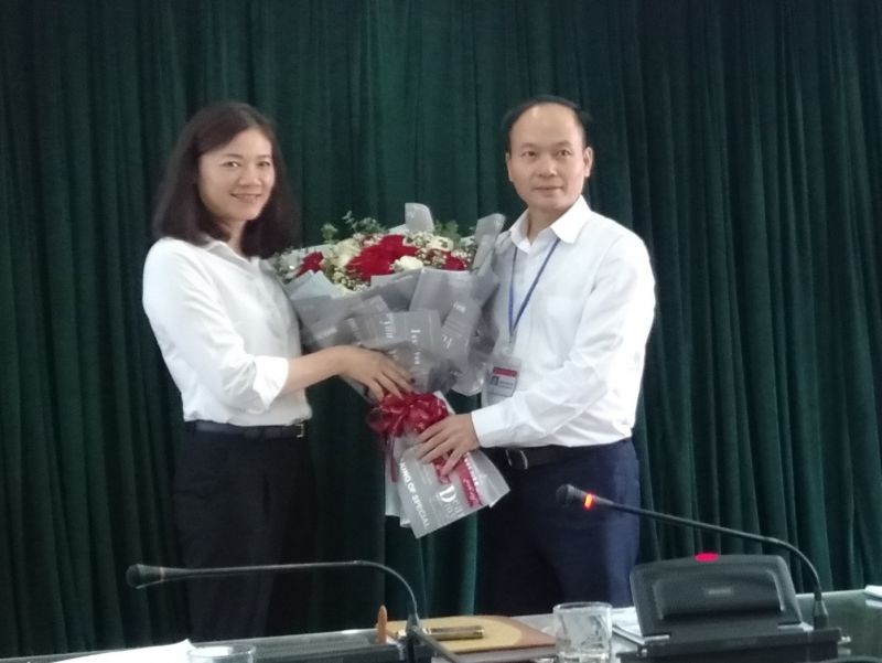 Tân Chủ tịch Hội LHPN quận Long Biên Đào Thu Hải nhận hoa chúc mừng từ Bí thư Quận ủy Long Biên Đường Hoài Nam